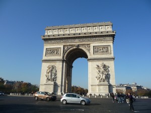 Lire la suite à propos de l’article Le Soleil se couche sous l’Arc de Triomphe du 6 au 11 mai 2025