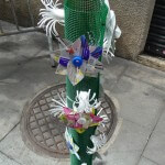 Potelet anti stationnement transformé en fleur, Barcelone en été, Festa Major de Gracia, Espagne