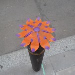 Potelet anti stationnement transformé en fleur, Barcelone en été, Festa Major de Gracia, Espagne