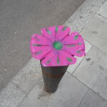 Potelet anti stationnement transformé en fleur, Barcelone en été, Festa Major de Gracia, Espagne,