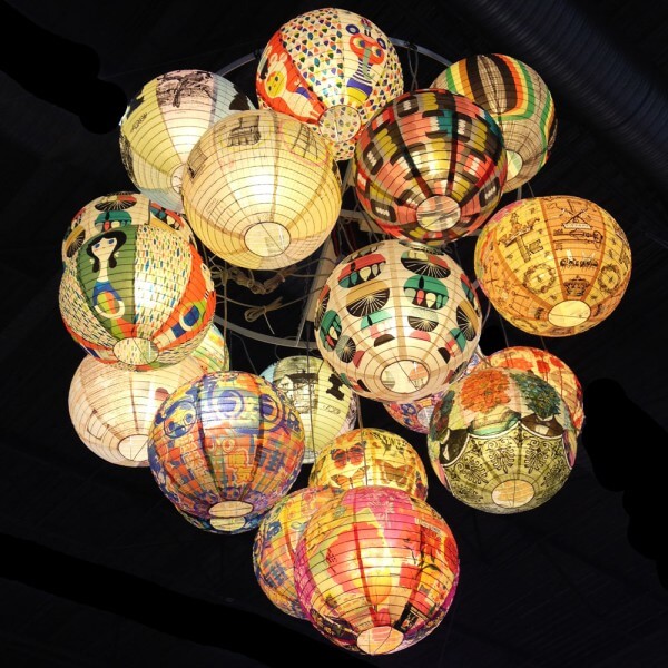 Lanternes japonaises oniriques en papier recyclé Paris côté jardin