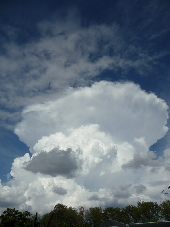 Cumulonimbus avec une belle forme d'enclume dans le ciel au-dessus du cimetière du Père Lachaise, Paris 20e (75)