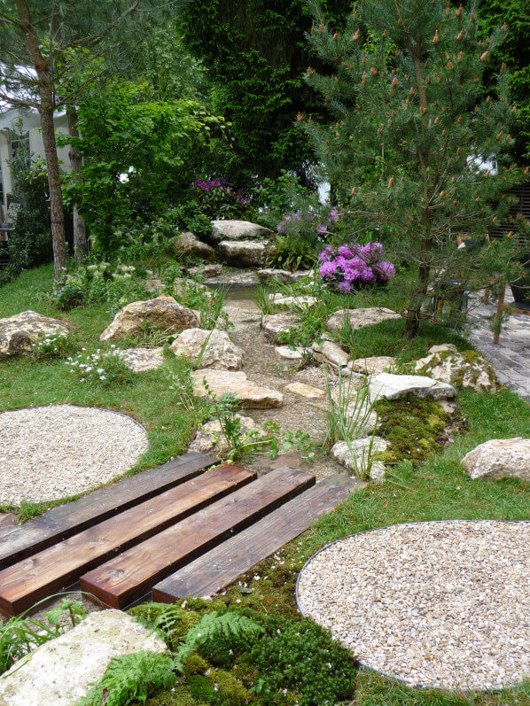 Jardin éphémère réalisée par Blue Garden, La Route du Teck et Pierres de Jadis,Journées des Plantes, Domaine de Chantilly, Chantilly (60), 15 mai 2015, photo Alain Delavie