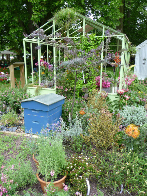 Serre, ruche, sainfoin, Jardin éphémère réalisé par Plantes & Cultures, Journées des Plantes, Domaine de Chantilly, Chantilly (60), 15 mai 2015, photo Alain Delavie