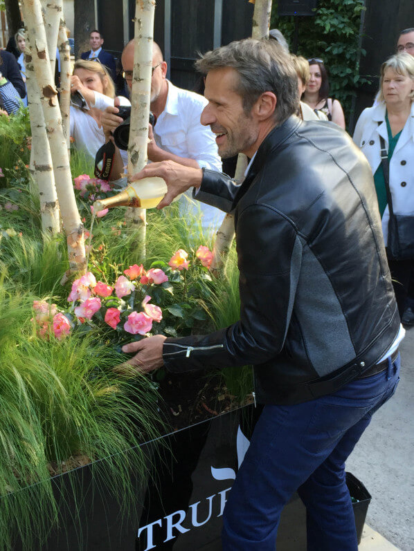 Lambert Wilson, discours lors du baptême de la rose Lambert Wilson, jardin éphémère de Truffaut, Jardins Jardin aux Tuileries, Paris 1er (75)