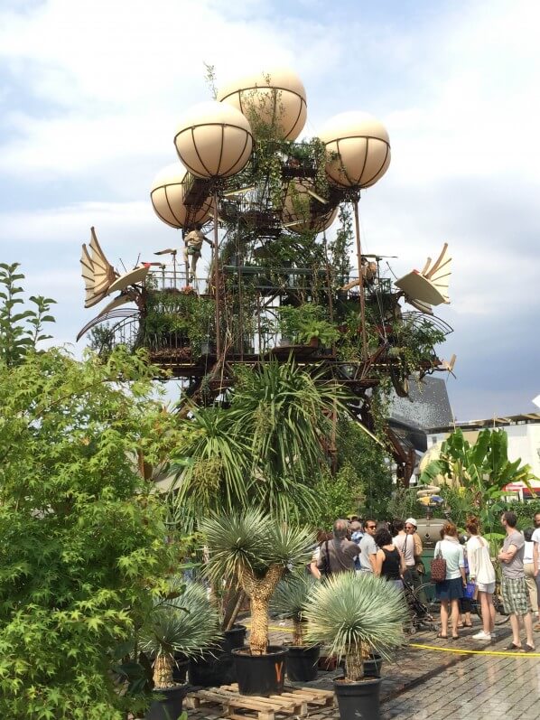 Plantes exotiques en pots autour du vaisseau L'Aéroflorale II, L'Expédition Végétale, Compagnie La Machine, parc de la Villette, Paris 19e (75)