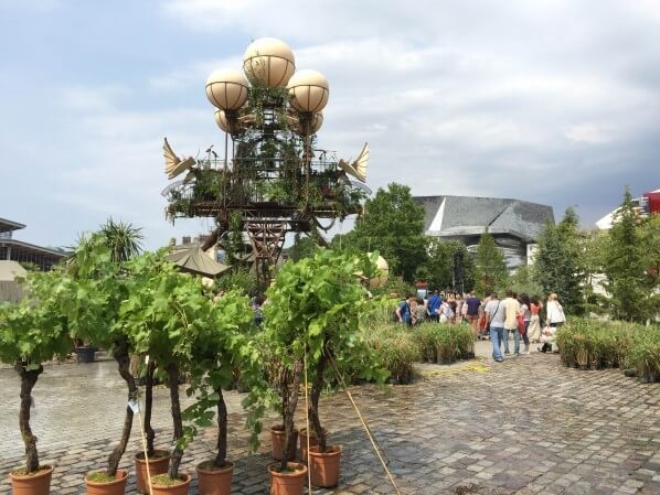 Vignes en pots autour du vaisseau L'Aéroflorale II, L'Expédition Végétale, Compagnie La Machine, parc de la Villette, Paris 19e (75)