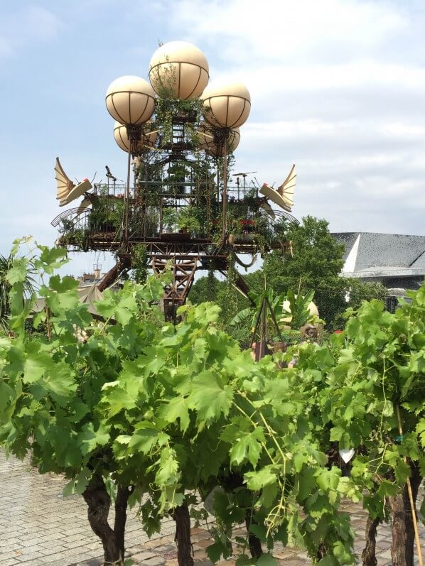 Vignes en pots autour du vaisseau L'Aéroflorale II, L'Expédition Végétale, Compagnie La Machine, parc de la Villette, Paris 19e (75)