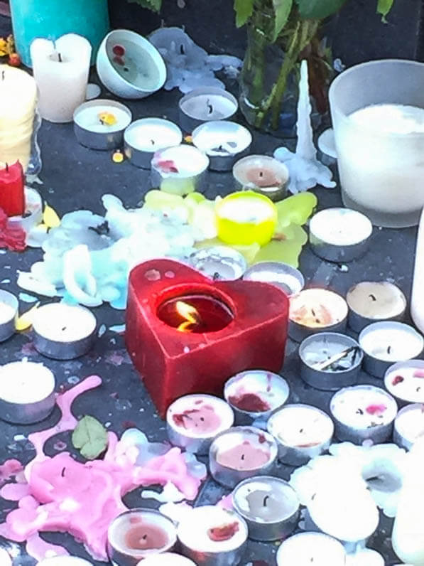 Hommages aux victimes des attentats du 13 novembre, bougies, Place de la République, Paris 10e (75)
