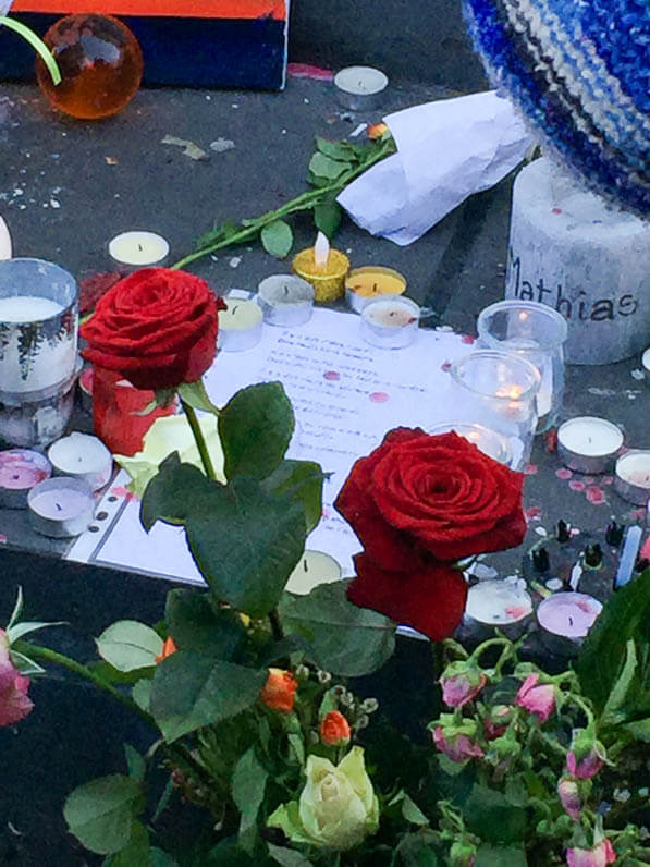 Hommages aux victimes des attentats du 13 novembre, roses, fleurs, bougies, Place de la République, Paris 10e (75)