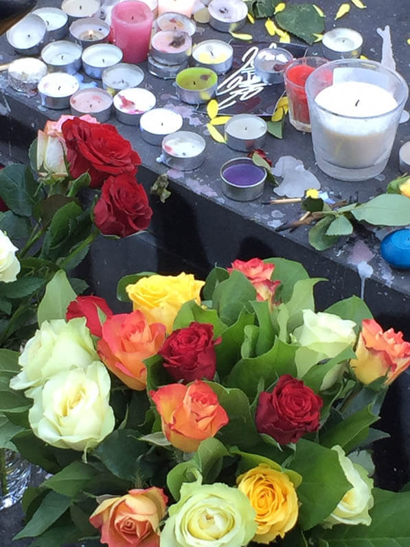 Hommages aux victimes des attentats du 13 novembre, roses, fleurs, bougies, Place de la République, Paris 10e (75)