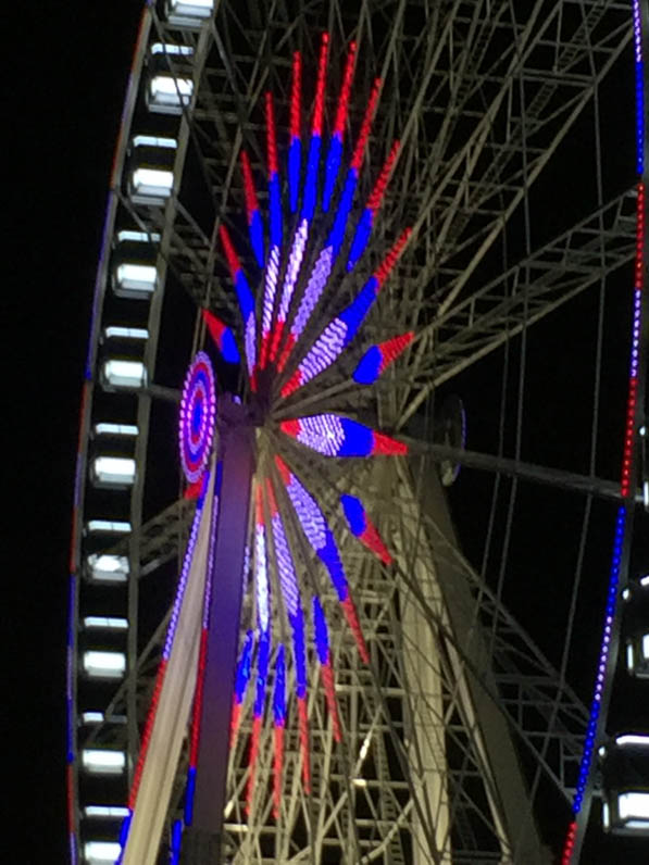 Grande roue illuminée aux couleurs du drapeau français, bleu, blanc, rouge, place de la Concorde, Paris la nuit, Paris 1er (75)