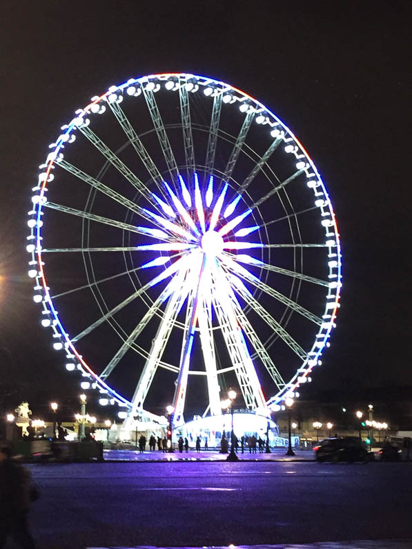 Grande roue illuminée aux couleurs du drapeau français, bleu, blanc, rouge, place de la Concorde, Paris la nuit, Paris 1er (75)