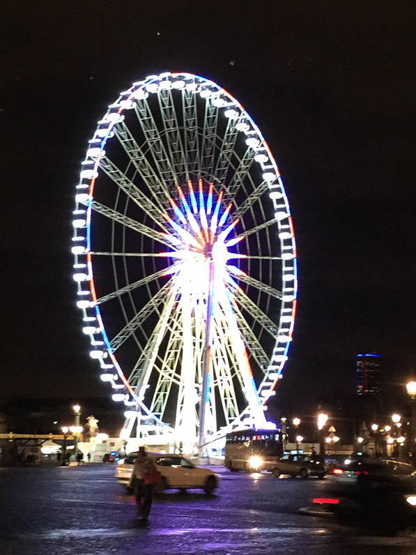 Grande roue illuminée aux couleurs du drapeau français, bleu, blanc, rouge, place de la Concorde, Paris la nuit, Paris 1er (75)