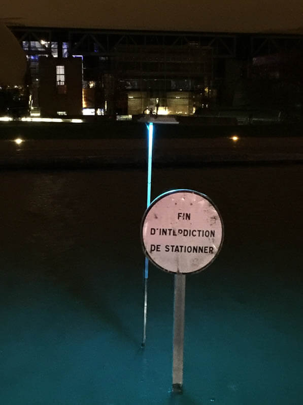 Panneau fin d'interdiction de stationner, L'eau qui dort, Michael Pinsky, canal de l'Ourcq, , parc de la Villette, Paris 19e (75)
