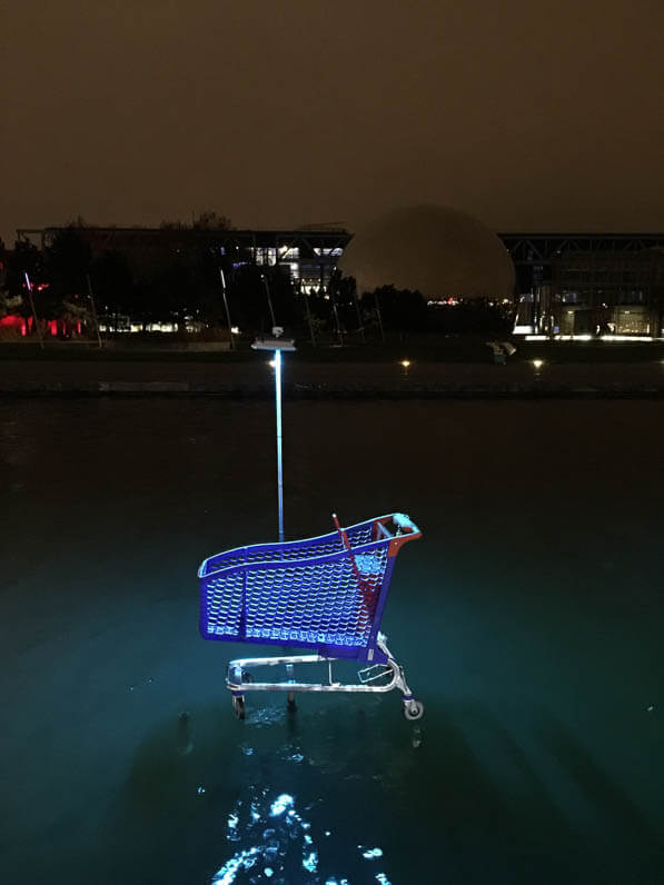 Caddy bleu, L'eau qui dort, Michael Pinsky, canal de l'Ourcq, parc de la Villette, Paris 19e (75)