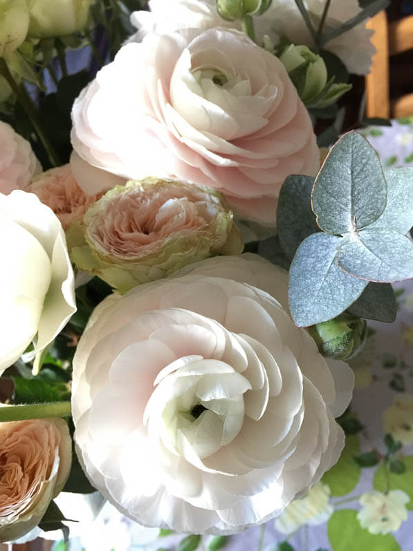 Bouquet de renoncules et de roses 'Pavlova', Paris 12e (75)