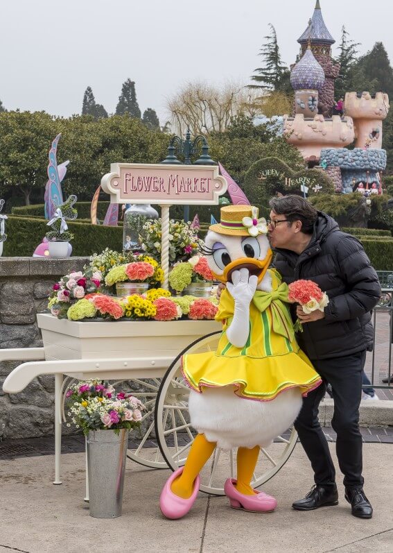 Alain et Daisy avec une charrette de bouquets de roses et d'oeillets, Flower Market, parc de Disneyland Paris, avril 2016