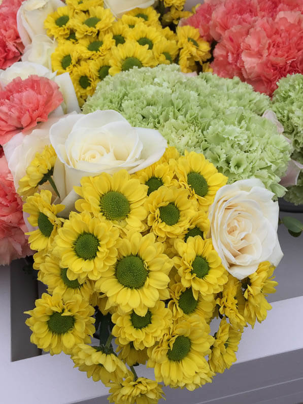 Bouquets de chrysanthèmes, roses et oeillets, Flower Market, parc de Disneyland Paris