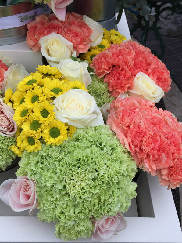Bouquets de chrysanthèmes, roses et oeillets, Flower Market, parc de Disneyland Paris