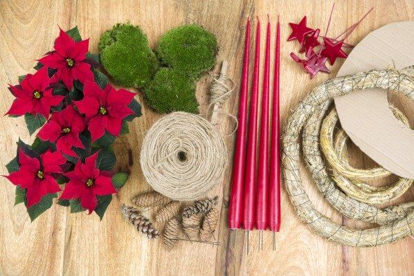 Fournitures pour la réalisation d'un centre de table avec des poinsettias rouges et des bougies rouges, photo Star of Europe, Bureau Horticole Régional