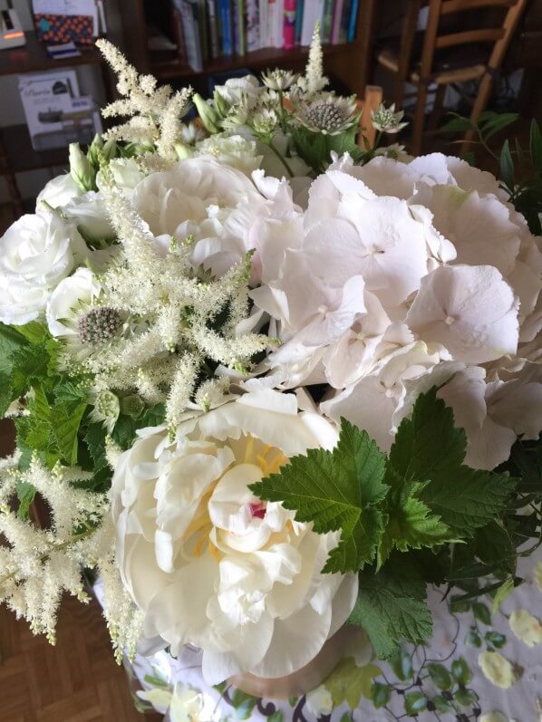 Bouquet blanc pour la fête des mères, hortensia, pivoine, lisianthus, astrance et astilbe