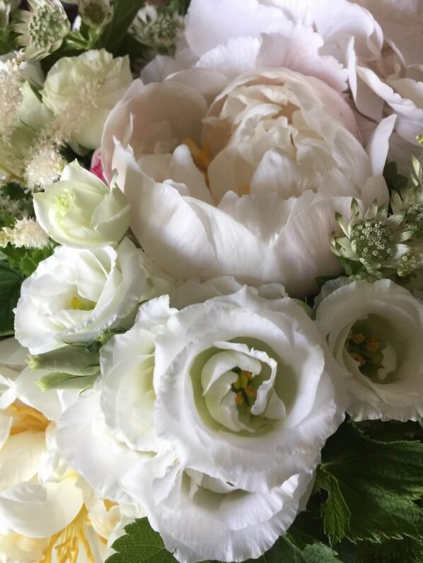 Bouquet blanc pour la fête des mères, pivoine, lisianthus, astrance et astilbe