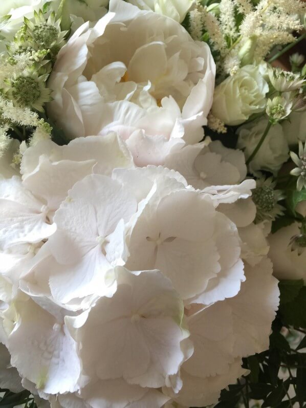 Bouquet blanc pour la fête des mères, hortensia, pivoine, lisianthus, astrance et astilbe