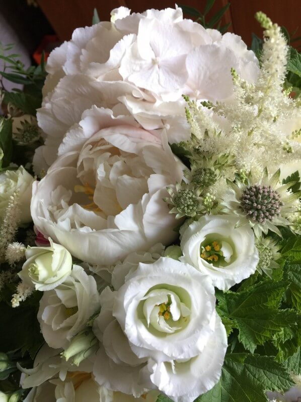 Bouquet blanc pour la fête des mères, hortensia, pivoine, lisianthus, astrance et astilbe