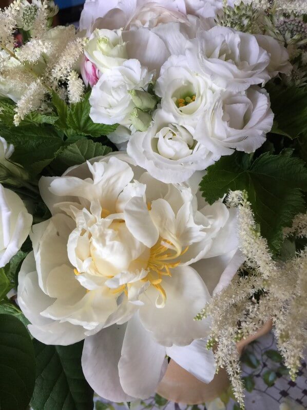 Bouquet blanc pour la fête des mères, pivoine, lisianthus et astilbe