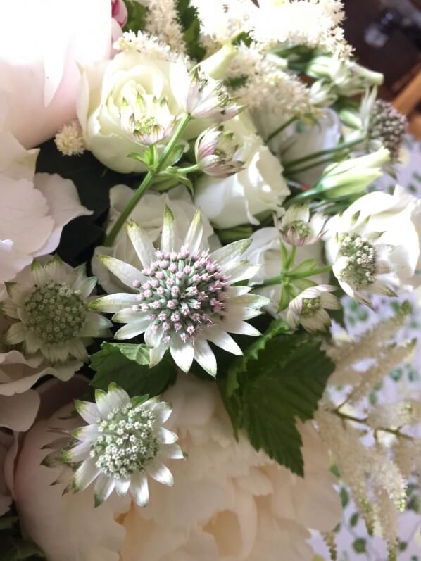 Bouquet blanc pour la fête des mères, pivoine, lisianthus, astrance et astilbe