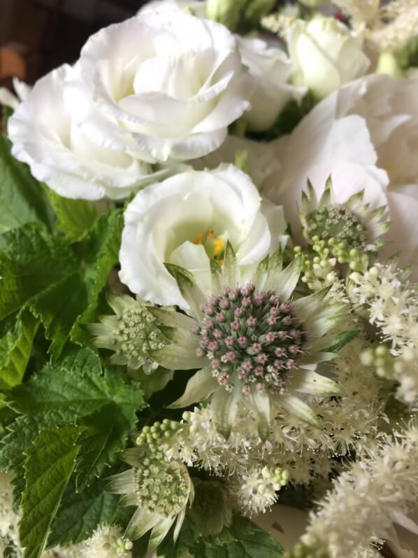 Bouquet blanc pour la fête des mères, pivoine, lisianthus, astrance et astilbe