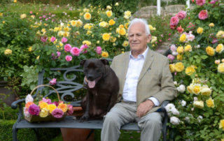 David Austin Sr. sur un banc avec son chien Bertie