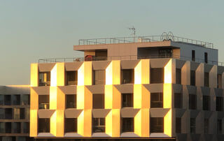 Soleil sur une façade d'immeuble, Paris 19e (75)