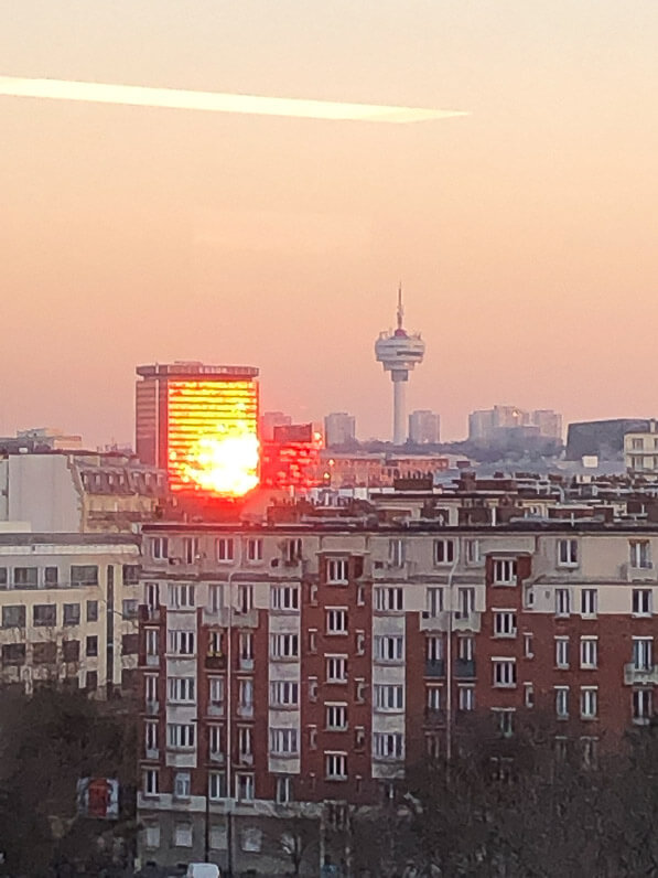 Lire la suite à propos de l’article Façade d’immeuble éclatante au soleil couchant