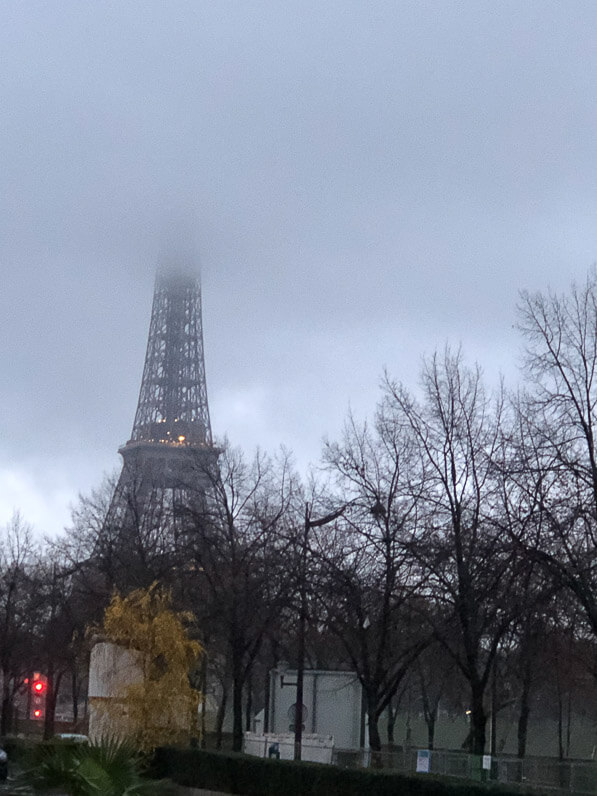 Lire la suite à propos de l’article La Tour Eiffel dans les nuages par une journée grise et pluvieuse
