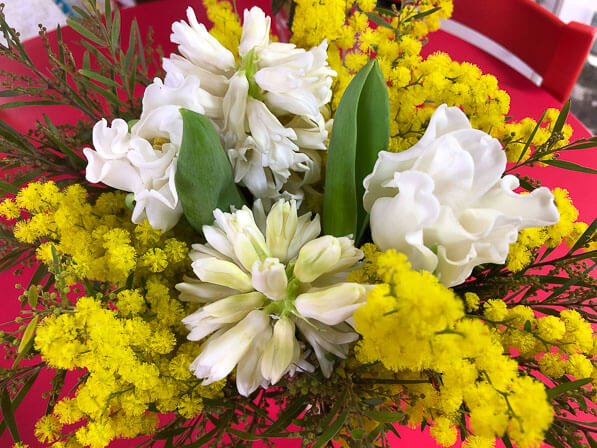 Lire la suite à propos de l’article Petit bouquet parfumé pour l’hiver avec mimosa, jacinthe et tulipe