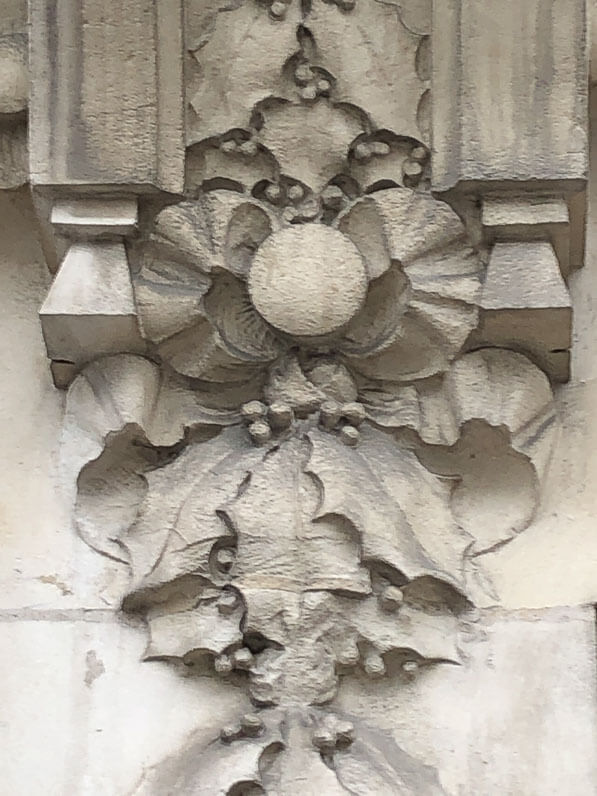 Lire la suite à propos de l’article Frise de houx sur la façade d’un immeuble parisien (Paris 12e)
