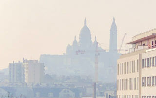 Basilique du Sacré Coeur de Montmartre dans une brume de particules fines, pollution urbaine, Paris 18e (75)