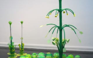 Christophe Dalecki – Petit jardin, 2012, assemblage d’objets usuels en matière plastique verte, 200 x 220 x 100 cm