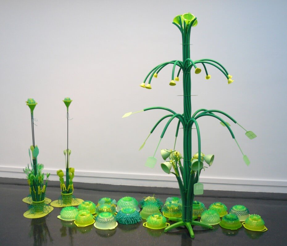 Christophe Dalecki – Petit jardin, 2012, assemblage d’objets usuels en matière plastique verte, 200 x 220 x 100 cm