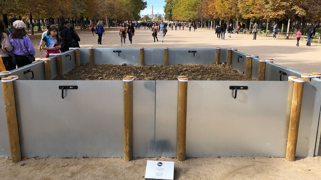 Garden, 2018, 8 portes en métal galvanisé, poteaux en bois, terre, végétation spontanée, 4 x 4 x 1 m,  Salle Principale, Loïs Weinberger, FIAC hors les murs, Paris 1er (75)