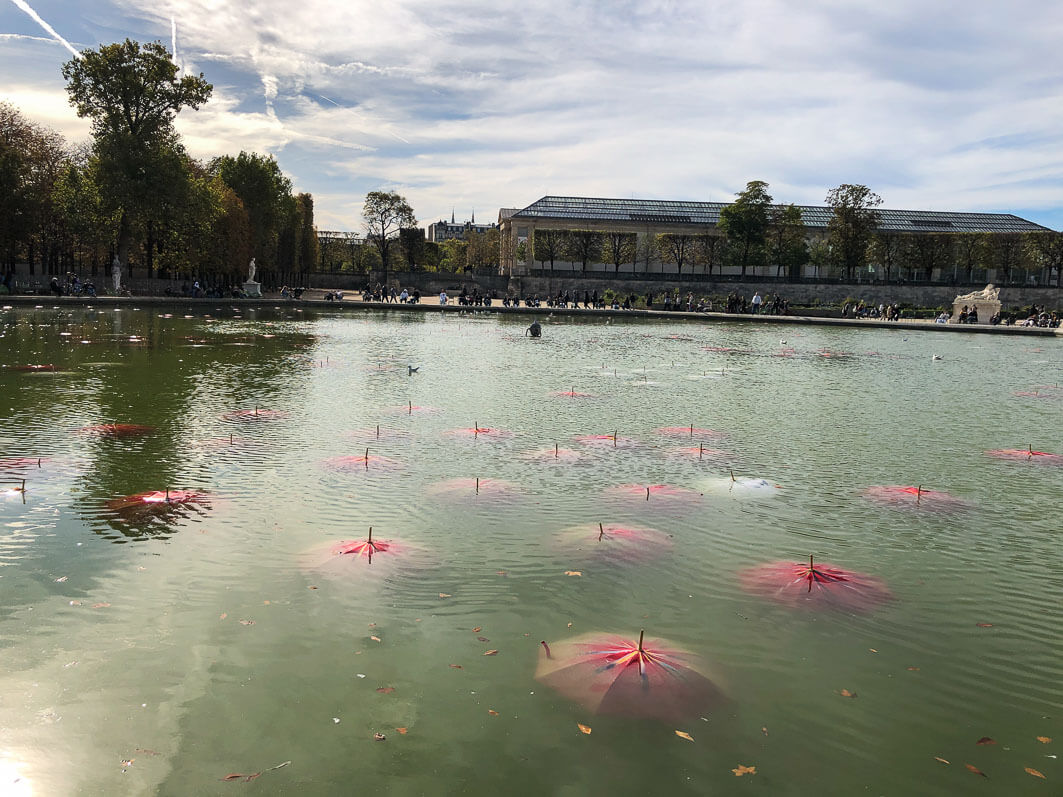 Nymphéas Post déluge II, 2019, Noël Dolla, parapluies, FIAC hors les murs, Domaine national du Louvre et des Tuileries, Paris 1er (75)