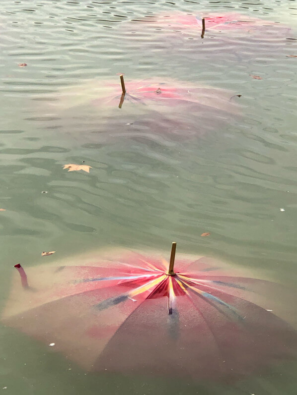 Nymphéas Post déluge II, 2019, Noël Dolla, parapluies, FIAC hors les murs, Domaine national du Louvre et des Tuileries, Paris 1er (75)