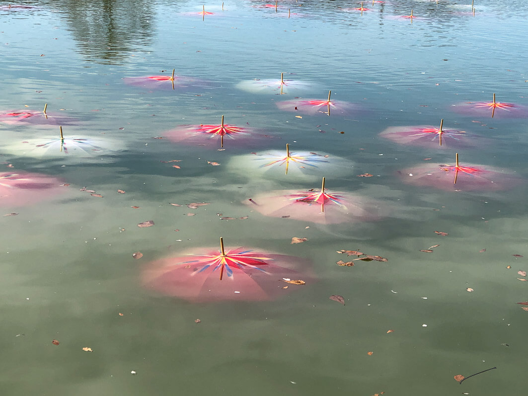 Nymphéas Post déluge II, 2019, Noël Dolla, parapluies, FIAC hors les murs, Domaine national du Louvre et des Tuileries, Paris 1er (75)