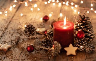 Décorations de Noël, bougie, boules, pommes de pin, photo Floydine / AdobeStock