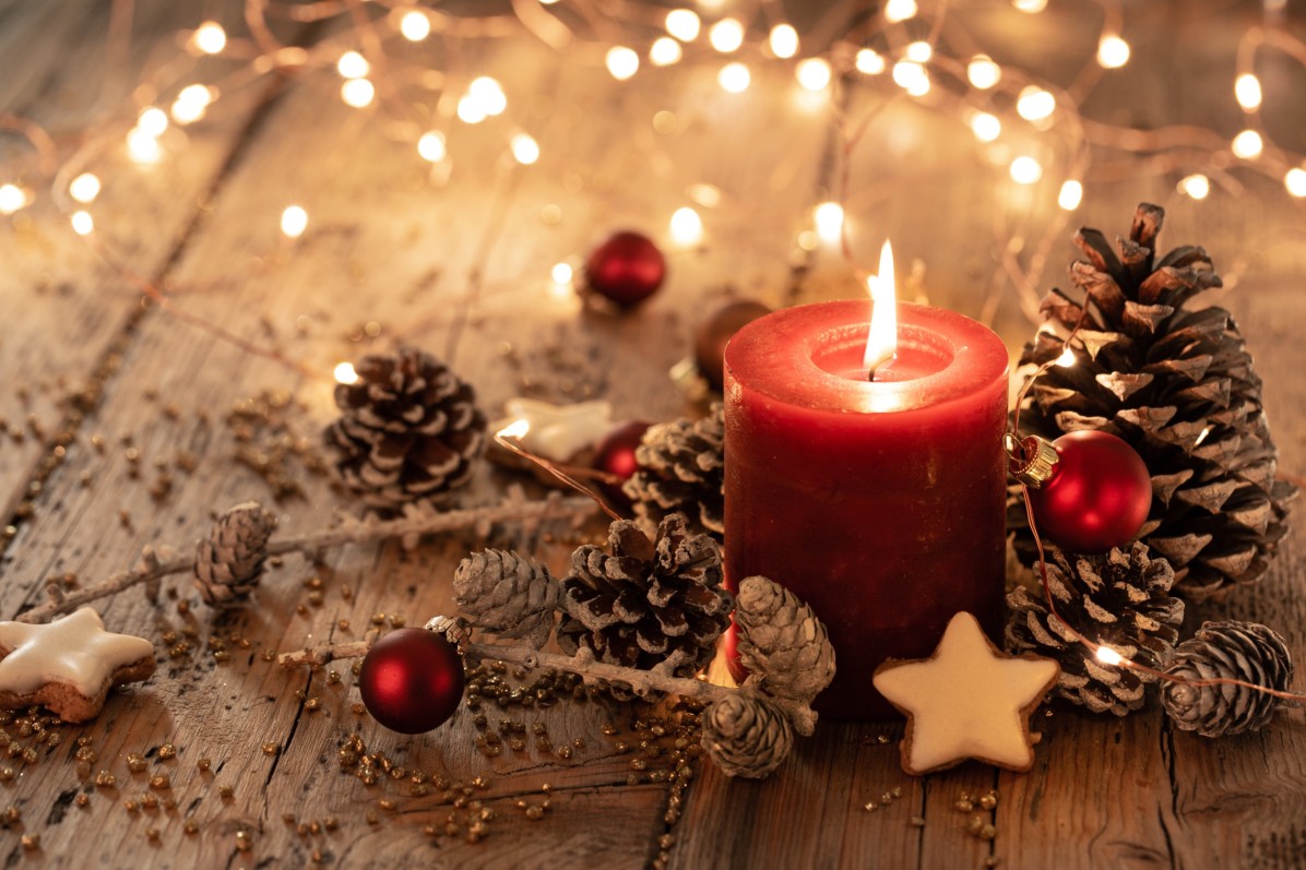 Décorations de Noël, bougie, boules, pommes de pin, photo Floydine / AdobeStock