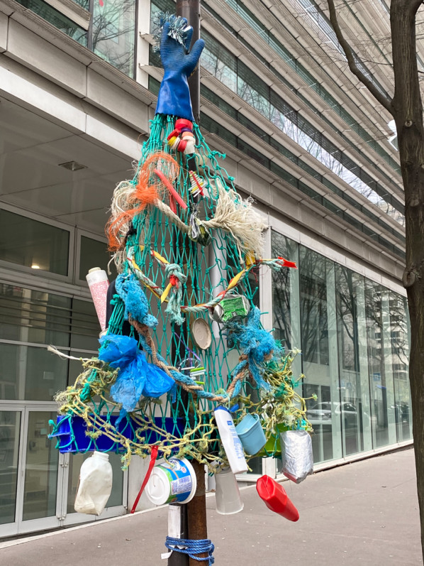 Sapin de Noël fabriqué avec des déchets en plastique, Paris 13e (75)