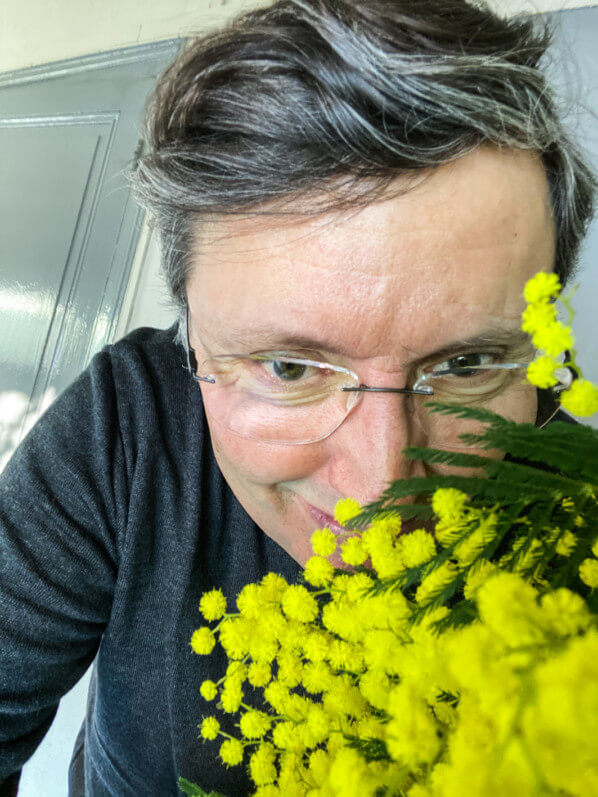 Alain et son bouquet de mimosa, fleurs coupées, Paris 19e (75)