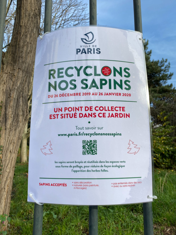 Opération "Recyclons nos sapins", sur la grille du square de la Roquette, Paris 11e (75)